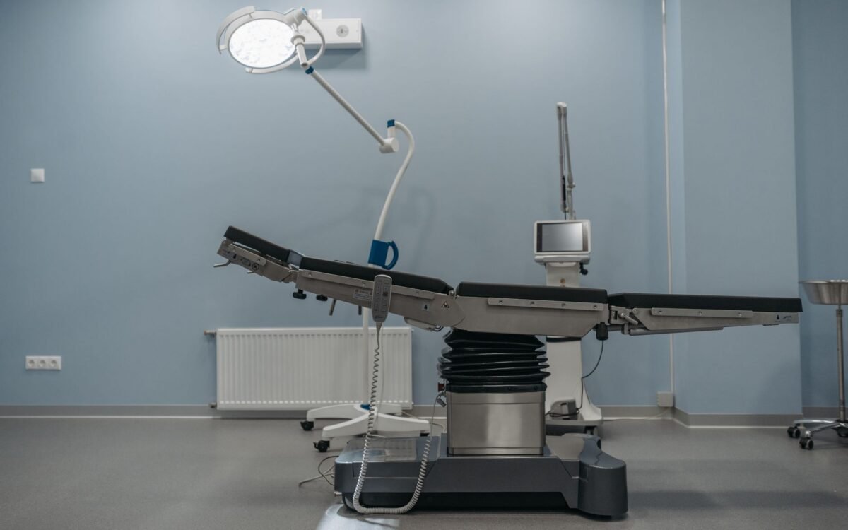 Procedimento de rinomodelação cirúrgica mostrando técnica de rinoplastia em Minas Gerais com equipamentos cirúrgicos