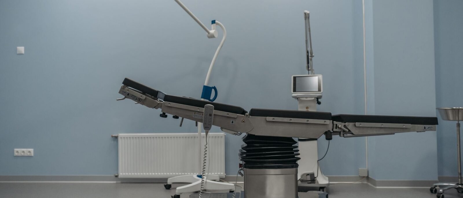 Procedimento de rinomodelação cirúrgica mostrando técnica de rinoplastia em Minas Gerais com equipamentos cirúrgicos