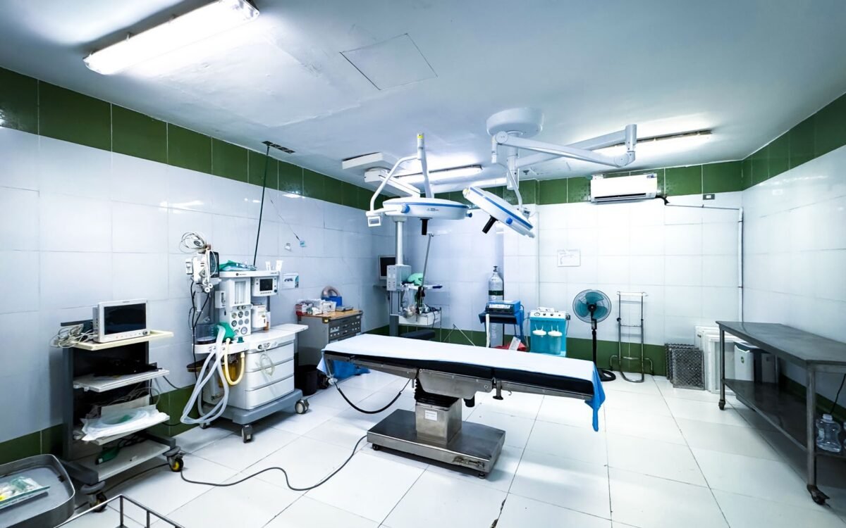 Sala de cirurgia moderna com equipamentos avançados para rinomodelação cirúrgica sem internação em Minas Gerais