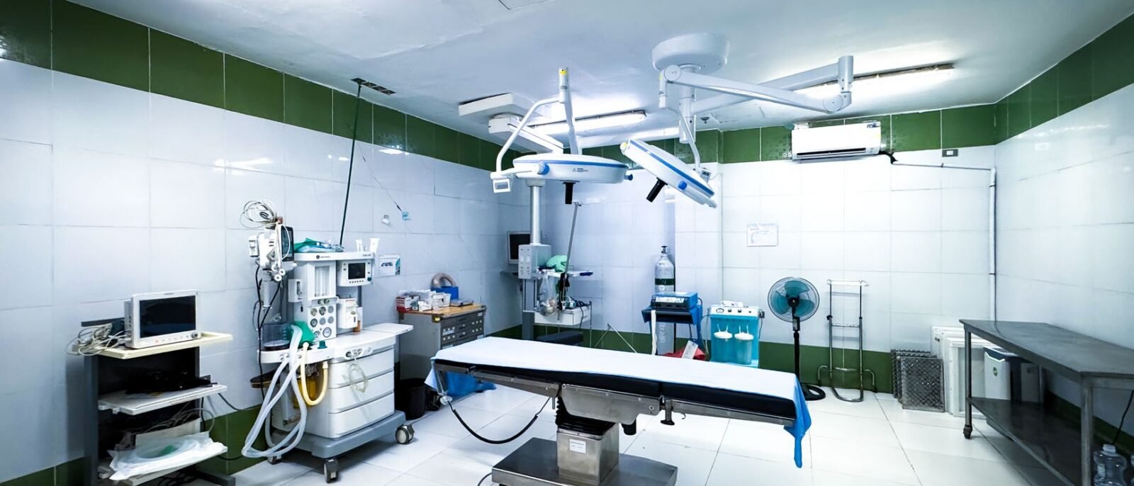 Sala de cirurgia moderna com equipamentos avançados para rinomodelação cirúrgica sem internação em Minas Gerais