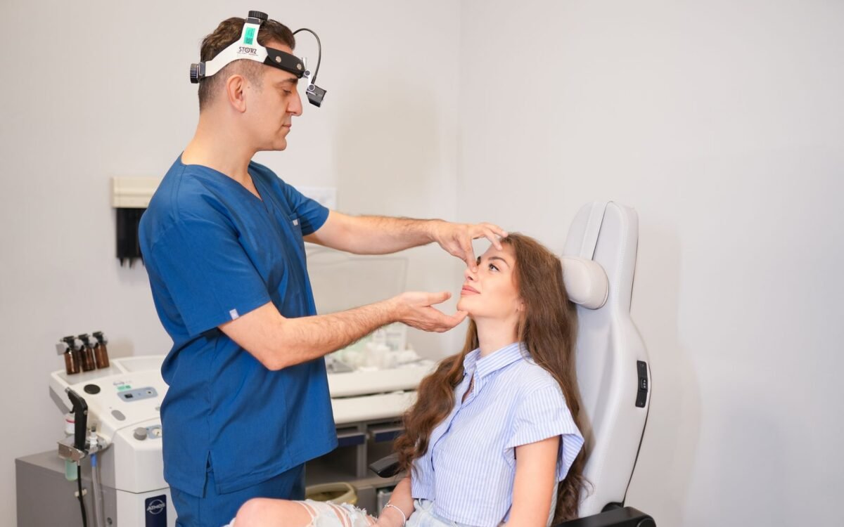 Um cirurgião plástico examina o nariz de um paciente em uma clínica moderna em Istambul