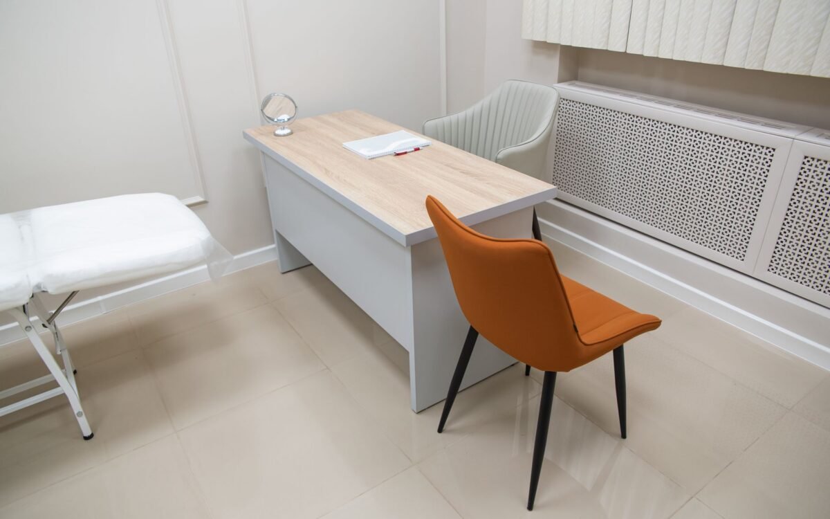 Interior minimalista de escritório com mesa e cadeiras, adequado para ambientes de saúde ou comerciais