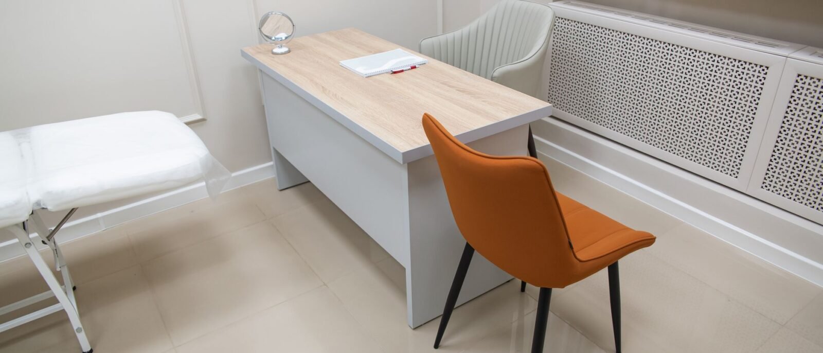Interior minimalista de escritório com mesa e cadeiras, adequado para ambientes de saúde ou comerciais