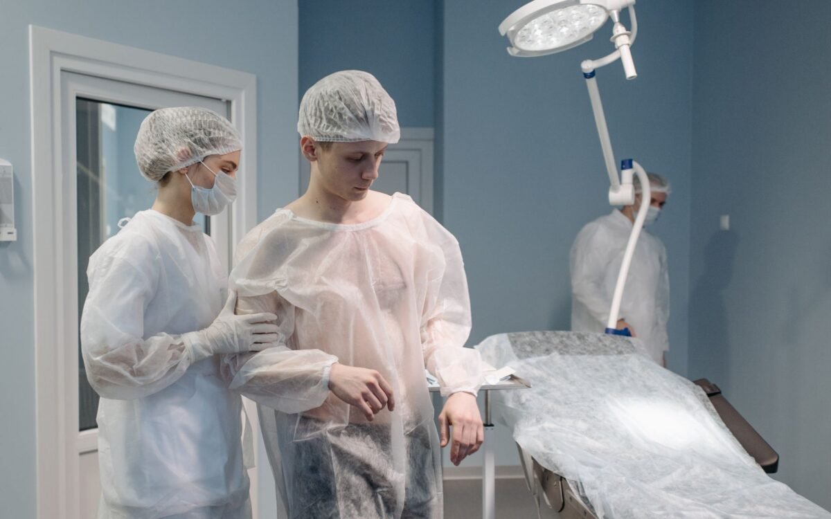 Médicos e enfermeiros assistem um paciente em uma sala de cirurgia moderna