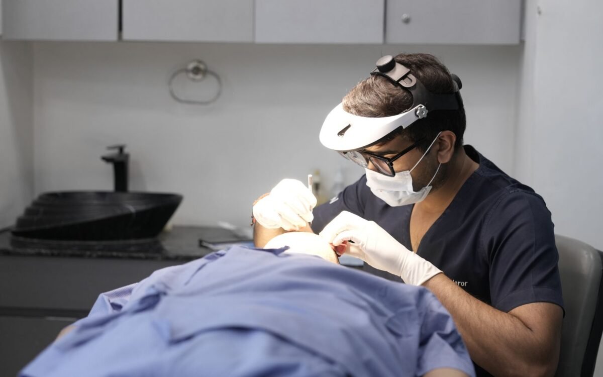 Uma dermatologista realiza um tratamento de pele em uma paciente em uma clínica moderna