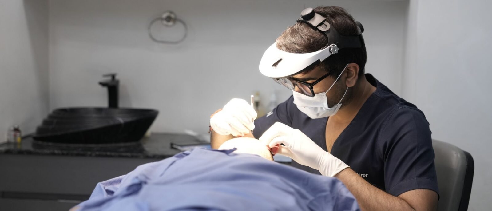 Uma dermatologista realiza um tratamento de pele em uma paciente em uma clínica moderna