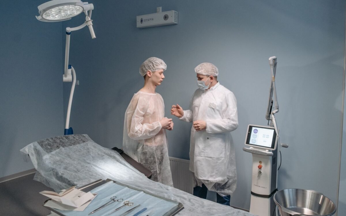 Médico e paciente em uma consulta médica em uma clínica com equipamento cirúrgico