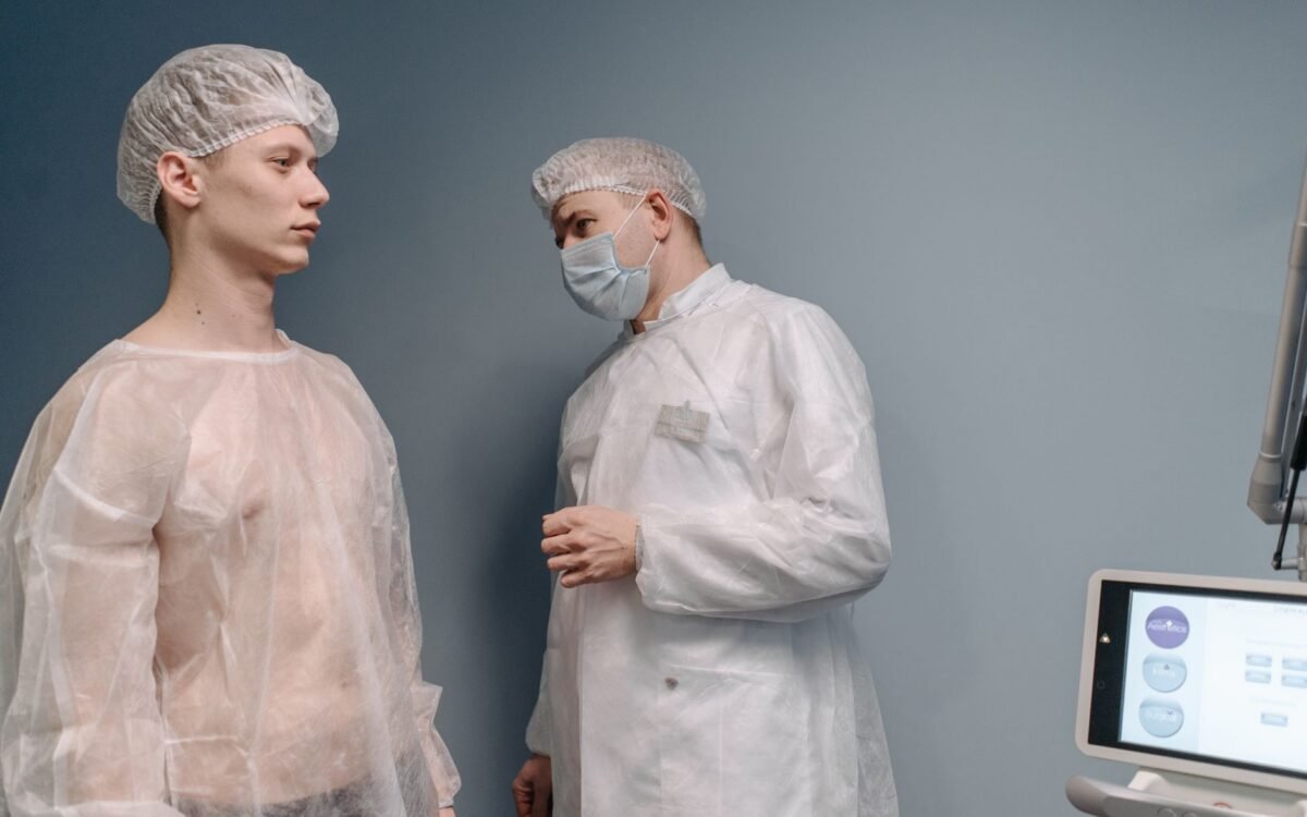 Um médico examina um paciente em clínica usando uniformes médicos para avaliação de patologia de mancha