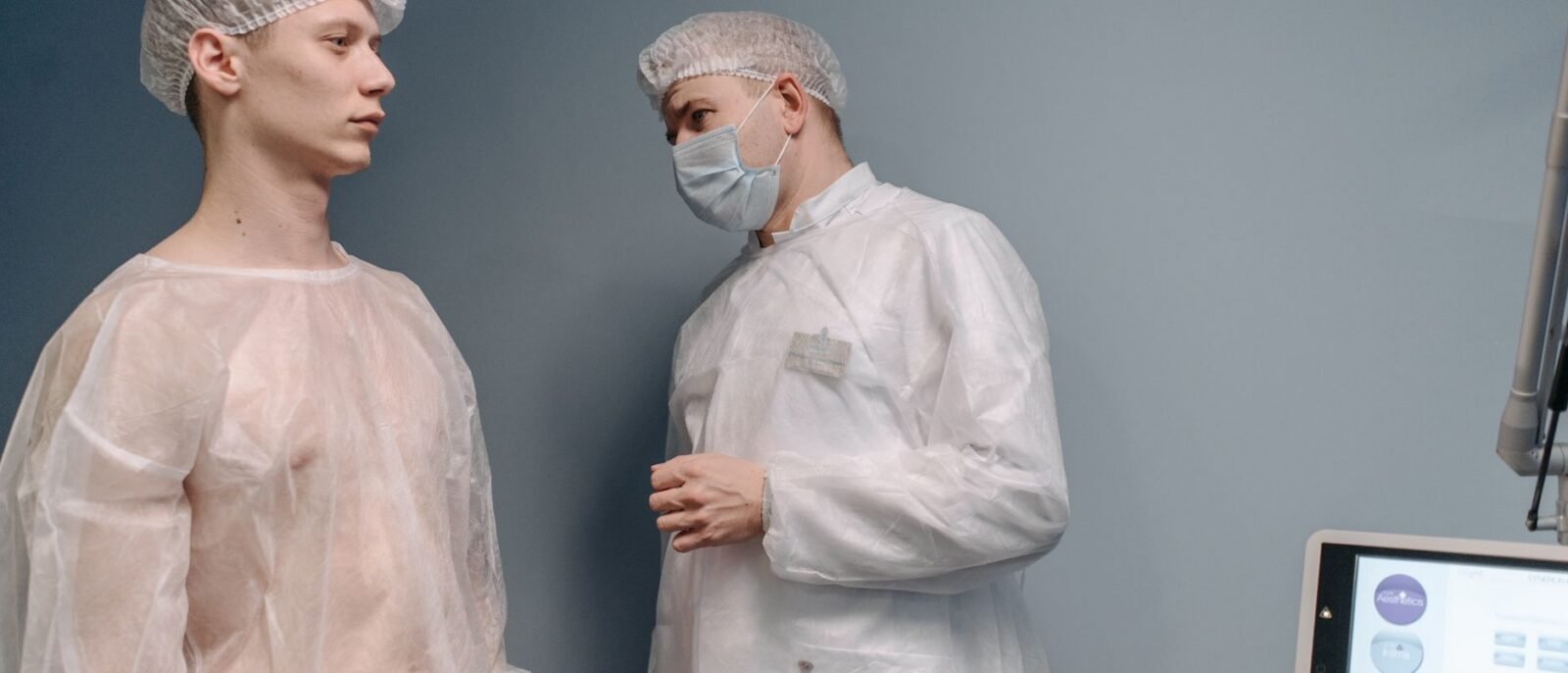 Um médico examina um paciente em clínica usando uniformes médicos para avaliação de patologia de mancha