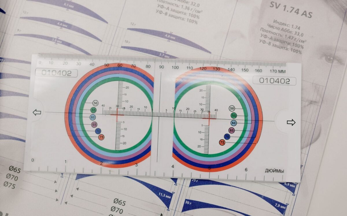 Vista de cima de ferramenta óptica manual com números e setas em papel com brochura sobre mesa