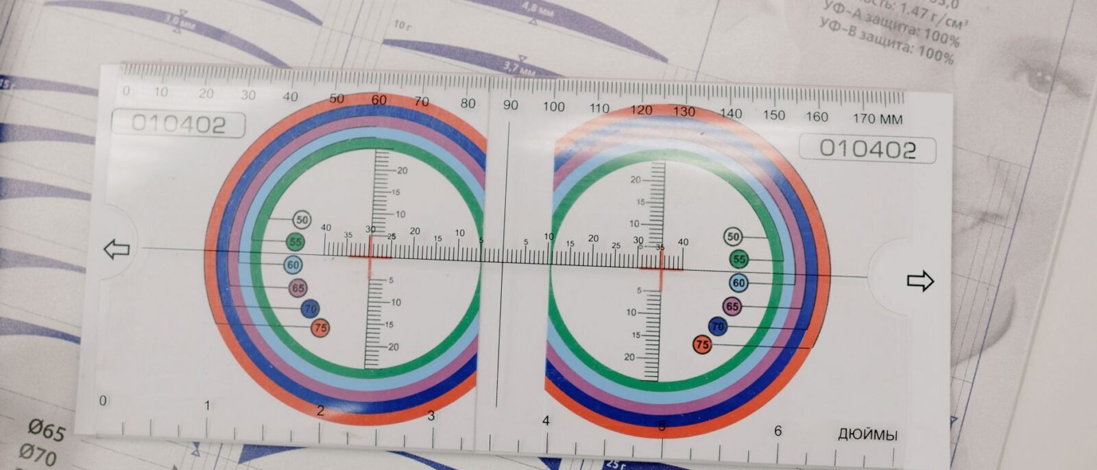 Vista de cima de ferramenta óptica manual com números e setas em papel com brochura sobre mesa