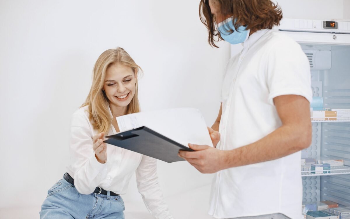 Uma paciente revisa feliz seus resultados médicos com um médico em uma clínica