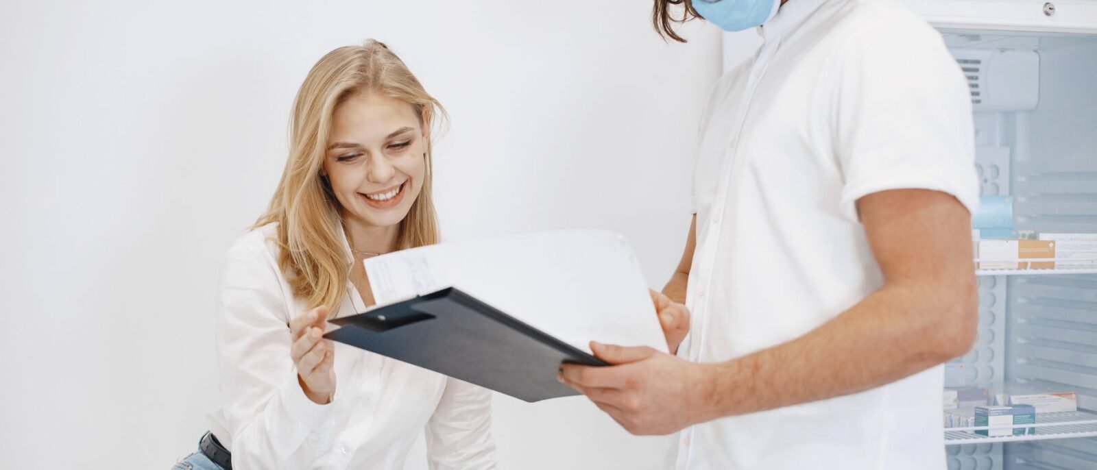 Uma paciente revisa feliz seus resultados médicos com um médico em uma clínica