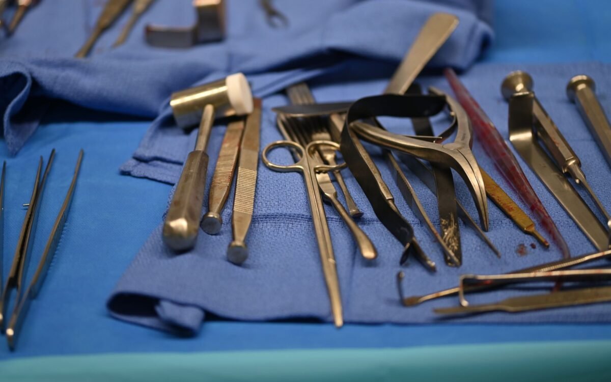 Instrumentos cirúrgicos estéreis para rinoplastia preservadora natural em Minas Gerais, mostrando técnicas modernas de cirurgia nasal