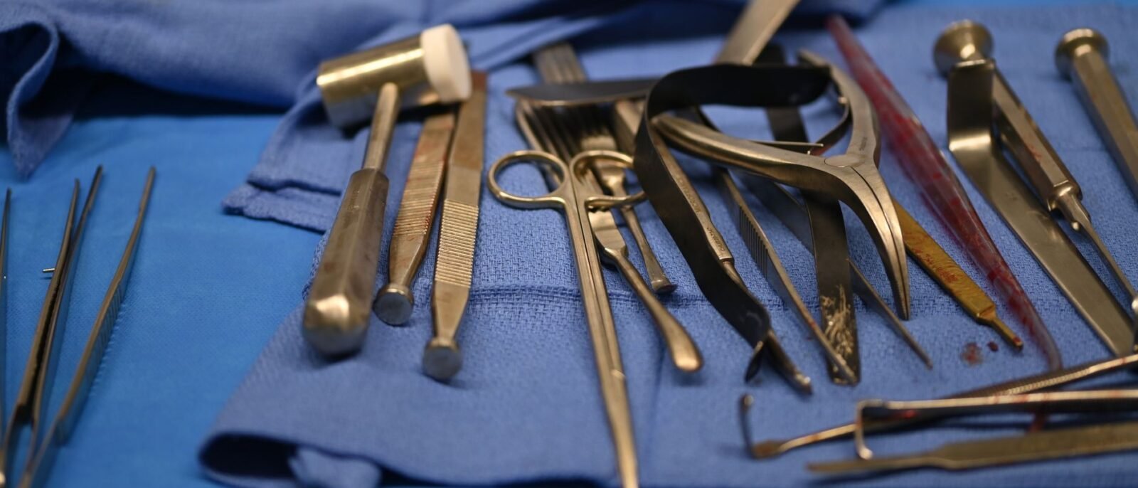 Instrumentos cirúrgicos estéreis para rinoplastia preservadora natural em Minas Gerais, mostrando técnicas modernas de cirurgia nasal