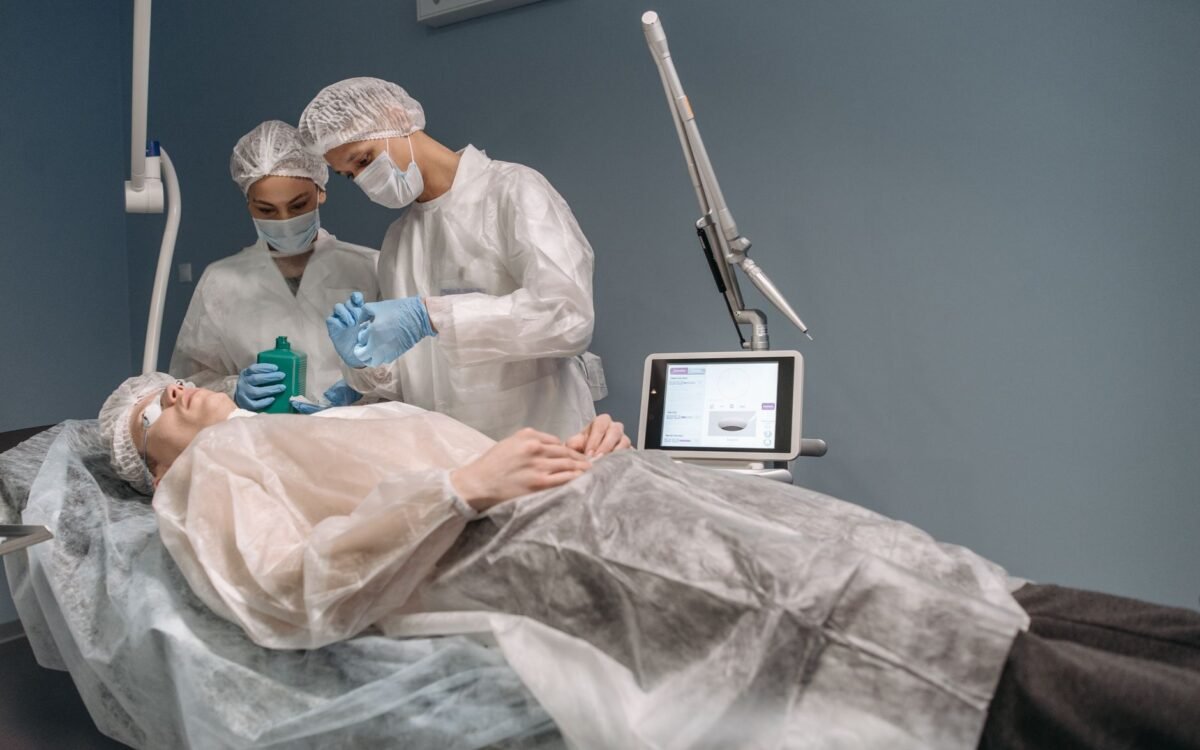 Dois médicos administrando um tratamento cosmético a um paciente em um ambiente de clínica