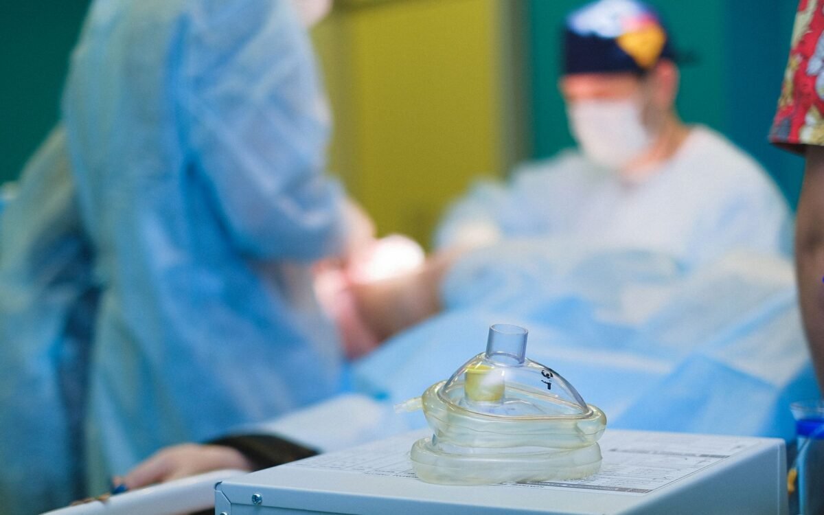 Equipe médica realizando cirurgia em uma sala de operação estéril de hospital