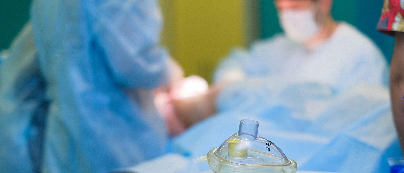 Equipe médica realizando cirurgia em uma sala de operação estéril de hospital