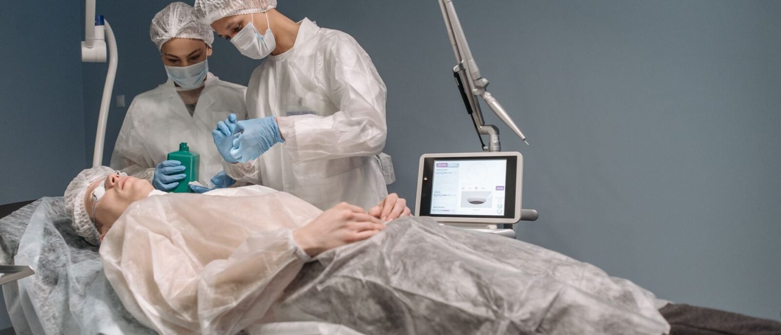 Dois médicos administrando um tratamento cosmético a um paciente em ambiente clínico