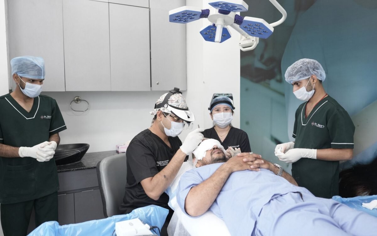 Profissionais médicos realizando um transplante capilar em uma clínica
