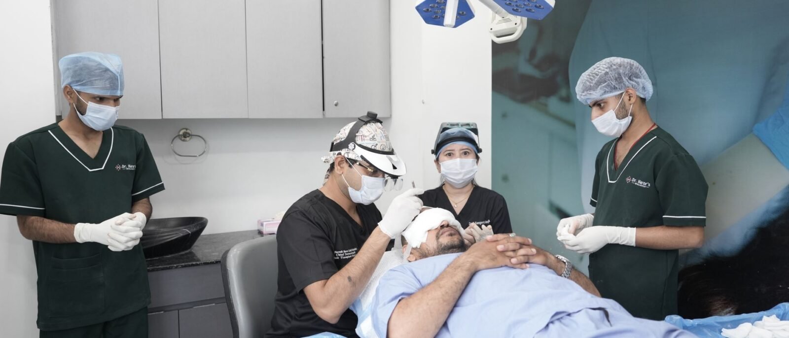 Profissionais médicos realizando um transplante capilar em uma clínica