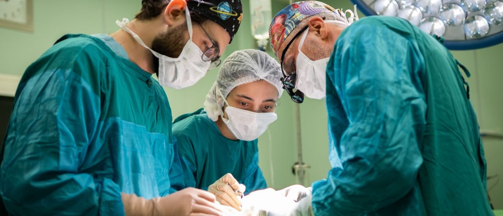 Uma equipe cirúrgica concentrada operando em uma sala de hospital bem iluminada, demonstrando trabalho em equipe e precisão