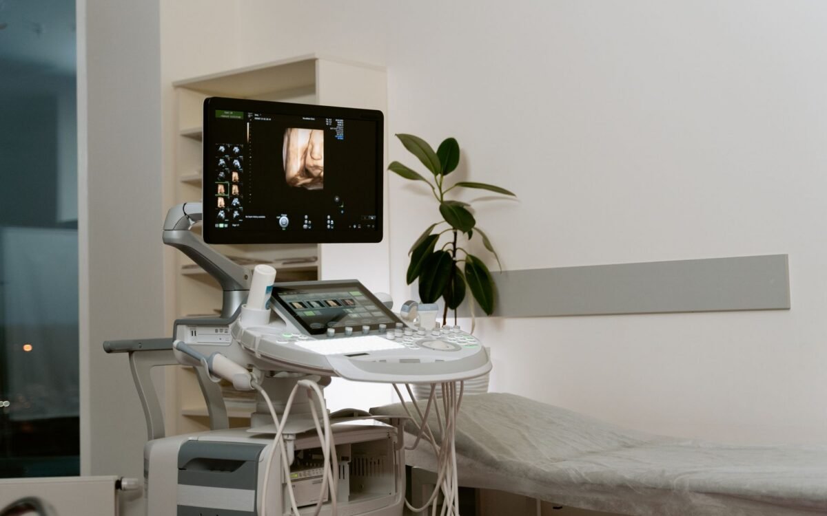 Equipamento de ultrassom de ponta em clínica de saúde para diagnóstico por imagem